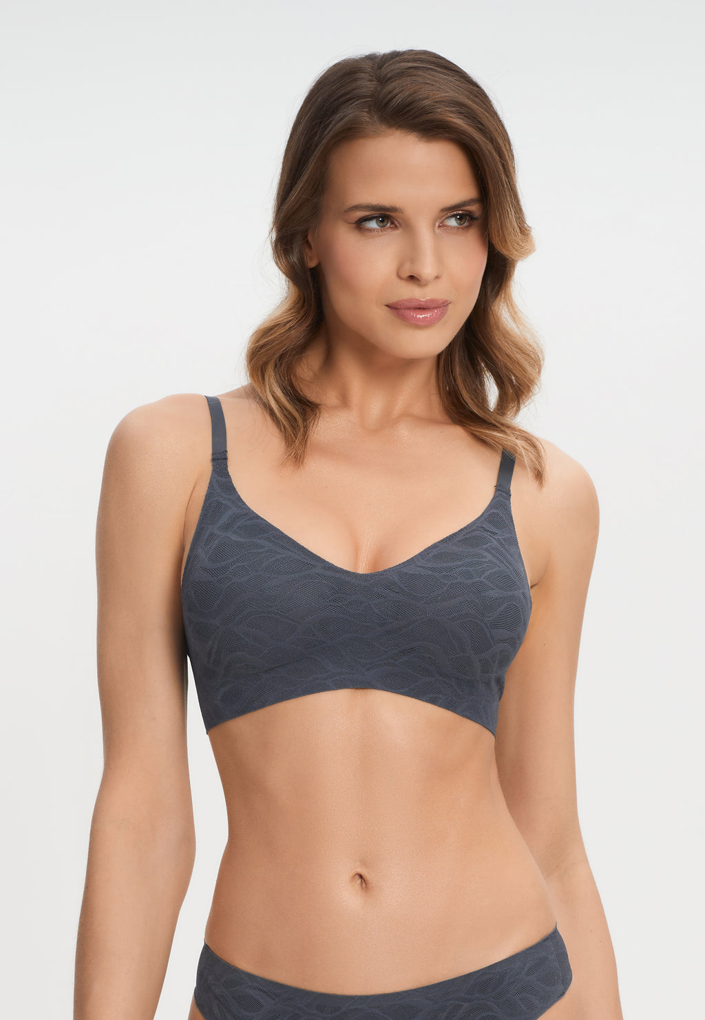 Besiūlė liemenėlė be lankelių su push-up kaušeliais LACY SKIN