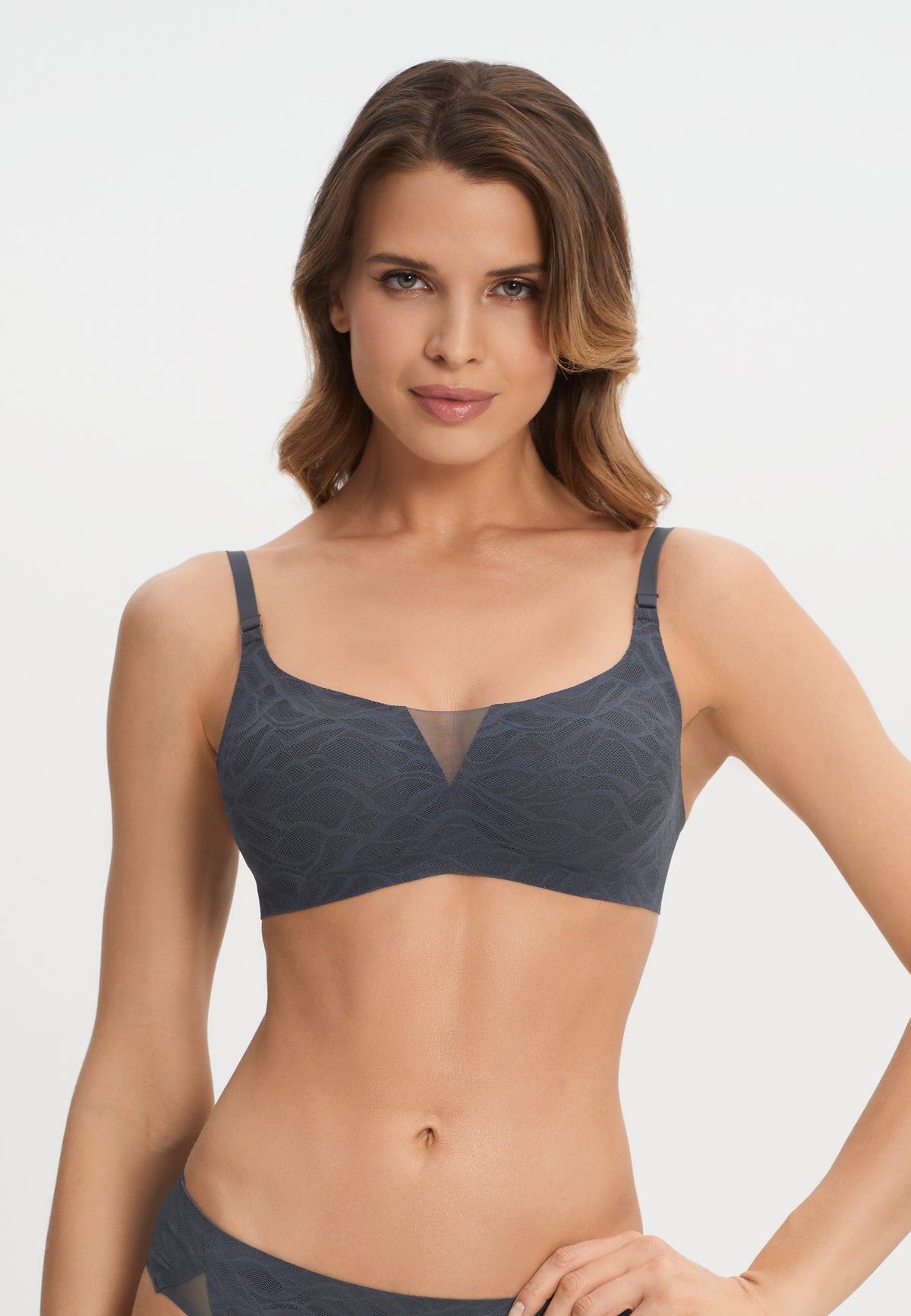 Besiūlė formuojanti liemenėlė be lankelių LACY SKIN