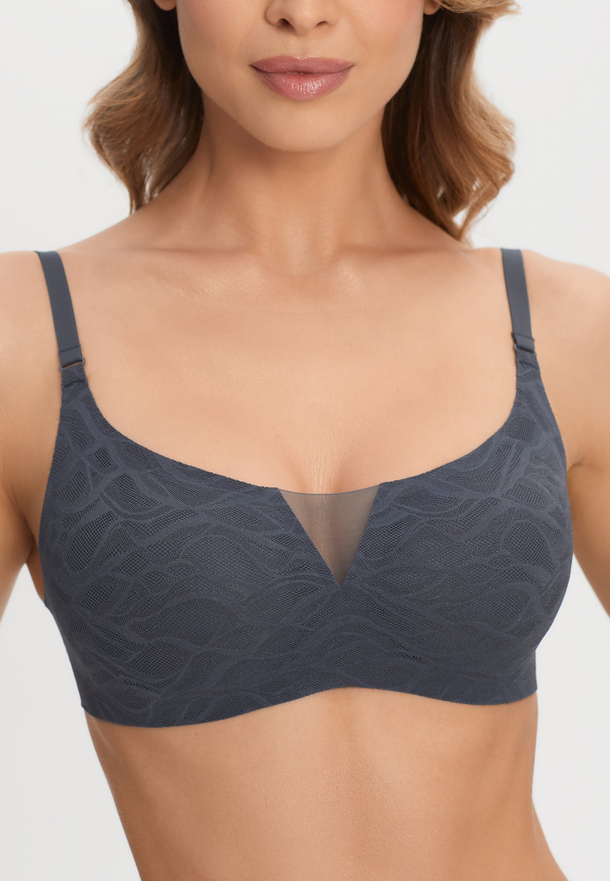 Besiūlė formuojanti liemenėlė be lankelių LACY SKIN