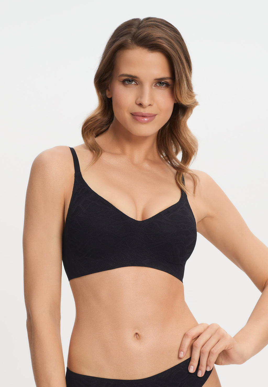 Besiūlė liemenėlė be lankelių su minkštais kaušeliais LACY SKIN