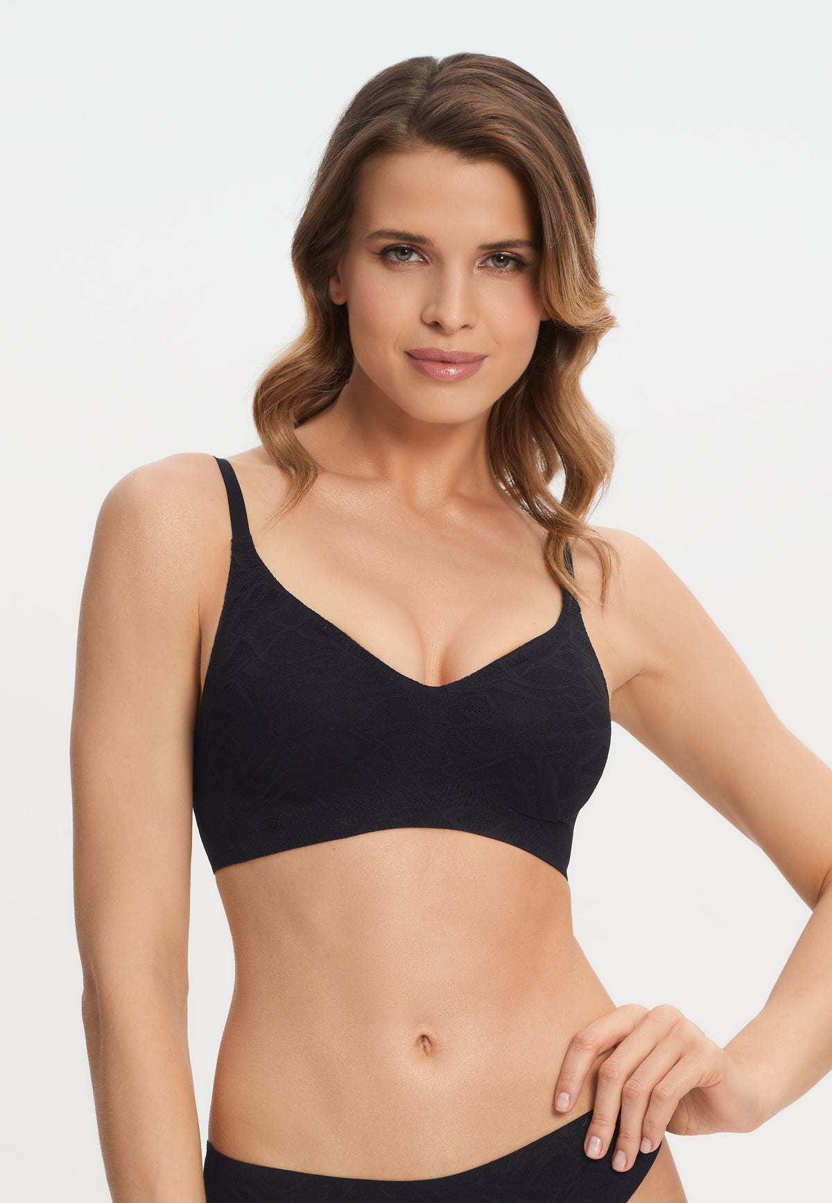 Besiūlė liemenėlė be lankelių su minkštais kaušeliais LACY SKIN
