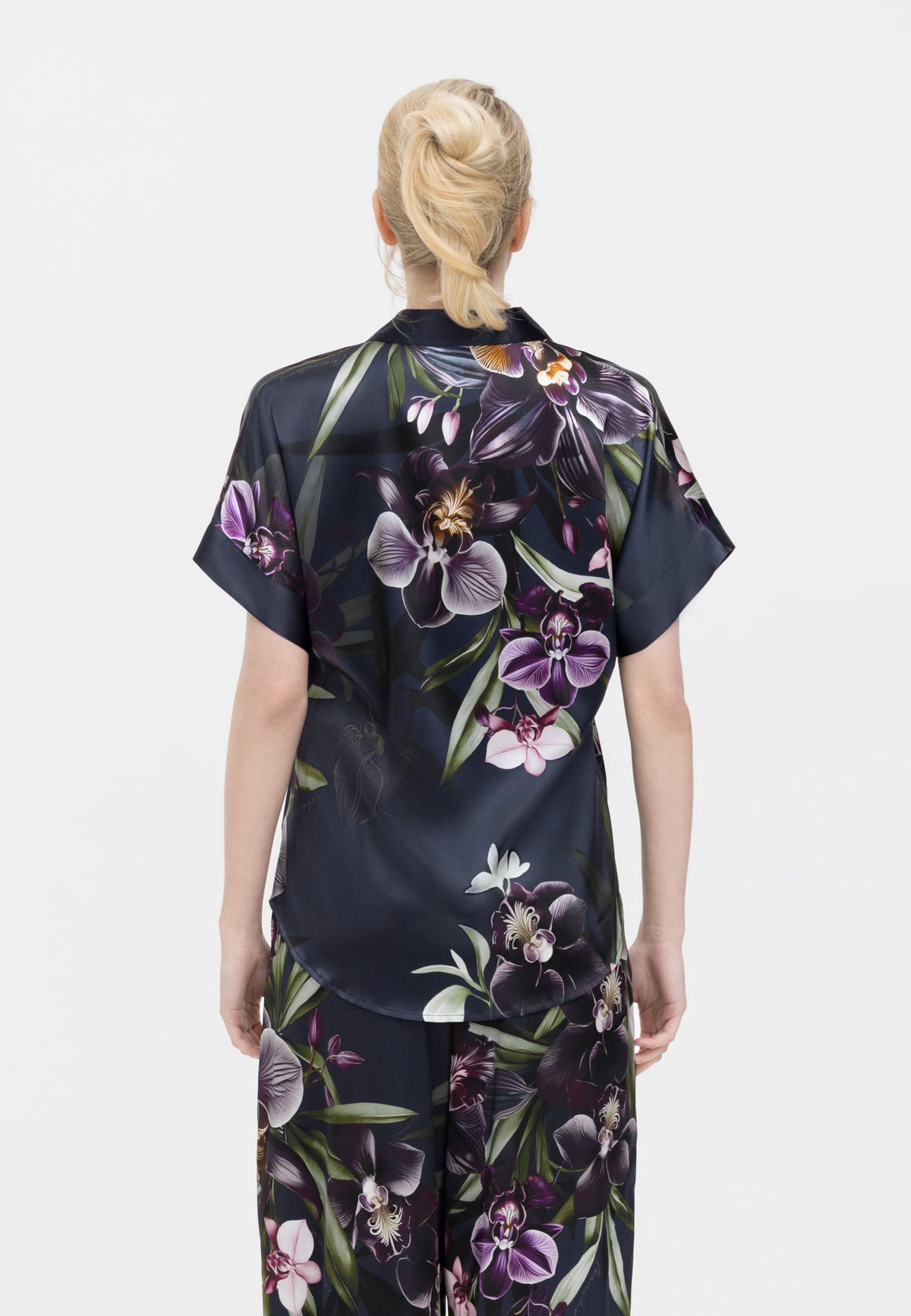Šilko pižamos palaidinė su sagomis ORCHID BLACK